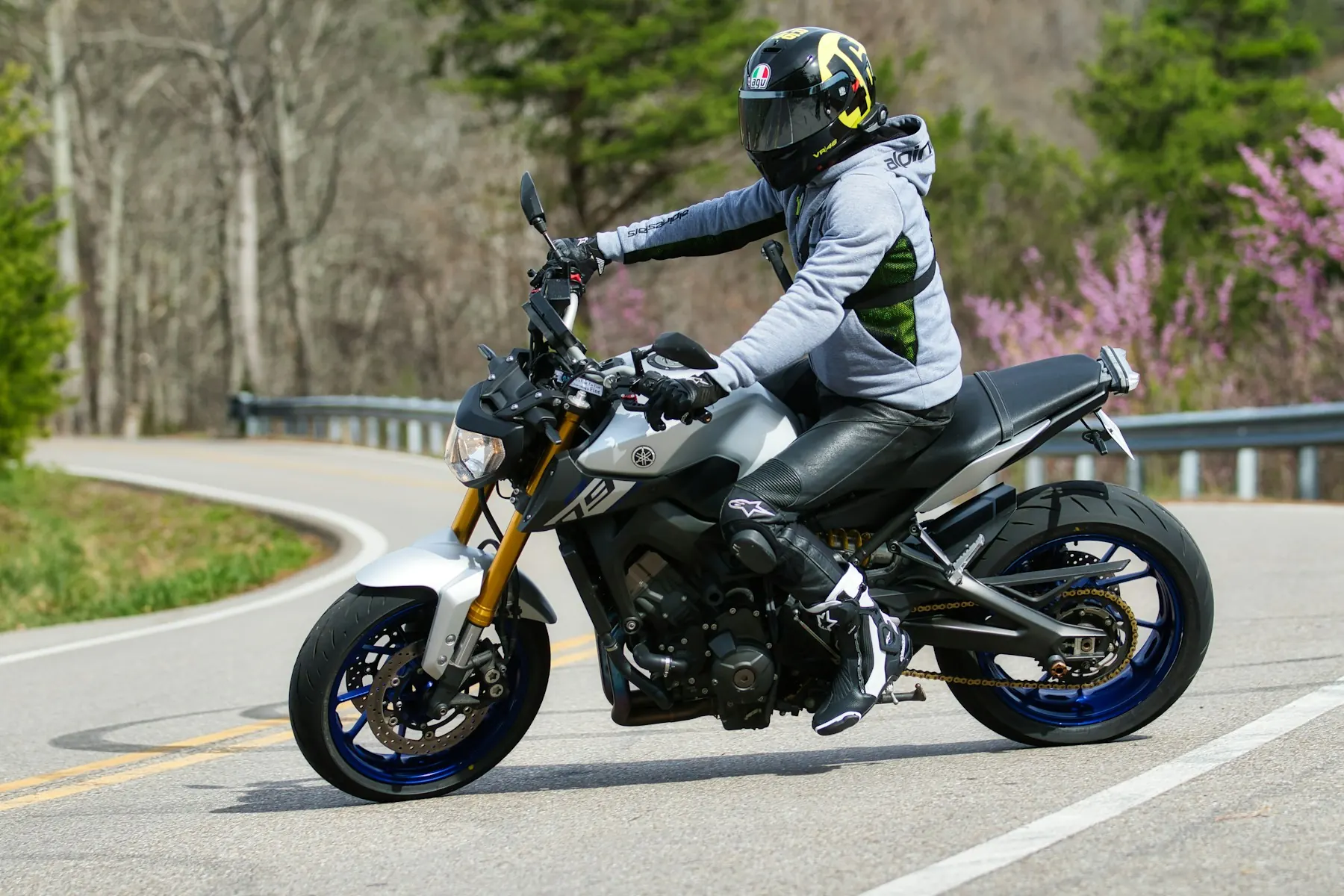 Piloto numa Yamaha naked fazendo curva