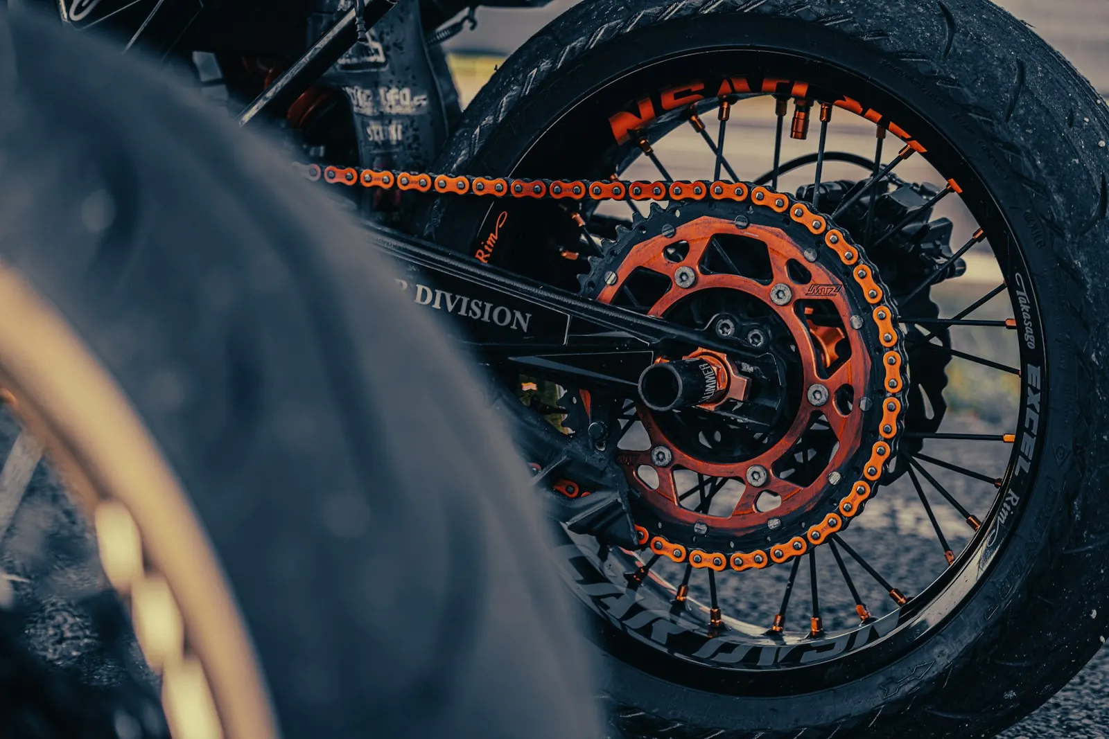 Coroa laranja e corrente de moto em close